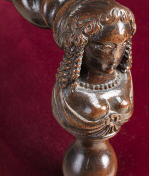 Fauteuil à décor de têtes de femmes, image 7/9