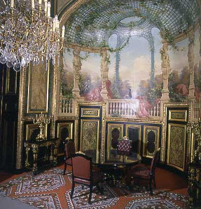 Architecture avec cariatides, coupole et berceau en treillage.