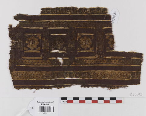 bande décorative d'habillement ; fragment