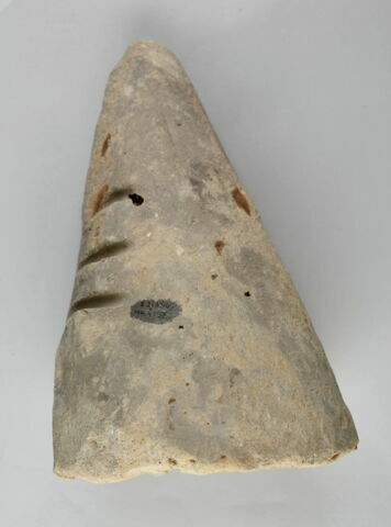 bouchon de jarre conique ; empreinte de sceau ; couvercle de vase