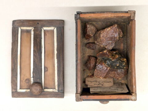 coffret ; coffre rectangulaire à pieds ; avec contenu, image 7/10