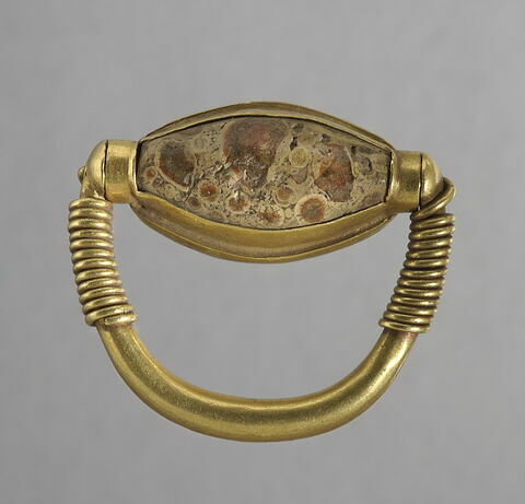 bague à chaton mobile ; scaraboïde ; bague à chaton cerclé ; bague à axe à extrémités enroulées ; bague en anneau renflé ; bague à butées, image 2/2