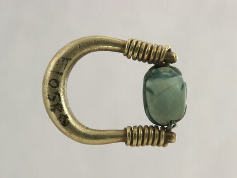 bague à chaton mobile ; bague en anneau renflé ; bague à axe à extrémités enroulées ; scarabée, image 2/2