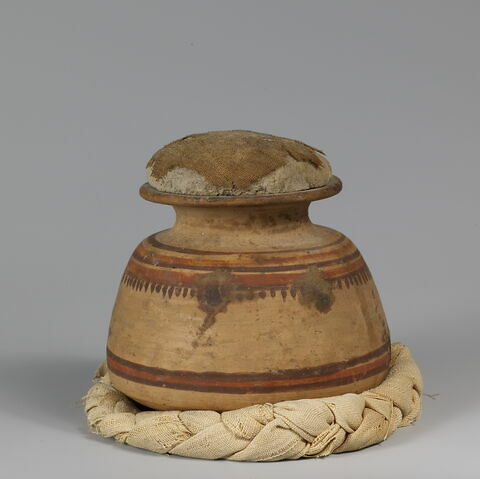 vase ; bouchon de vase ; support de vase ; avec contenu