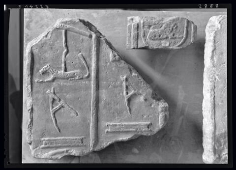 relief  ; stèle fausse porte  ; montant de porte, image 2/2