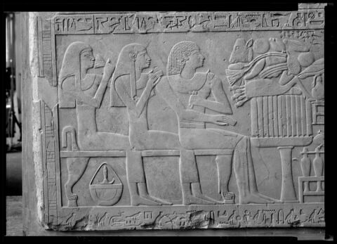 stèle rectangulaire ; relief mural ; bloc de paroi, image 3/3