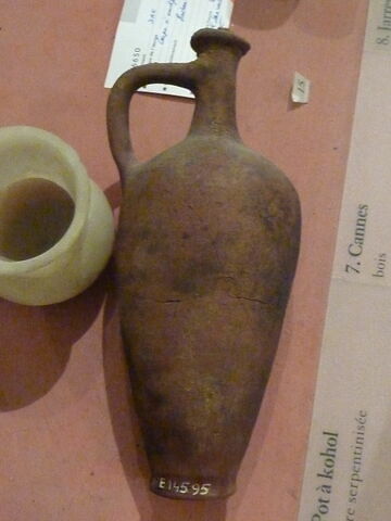bouteille cananéenne ; avec contenu