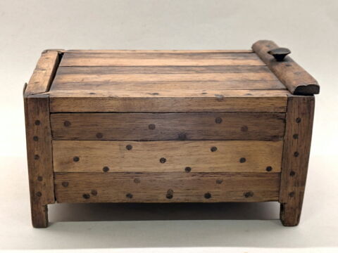 boîte rectangulaire à pieds ; couvercle de boîte pivotant ; avec contenu, image 6/10