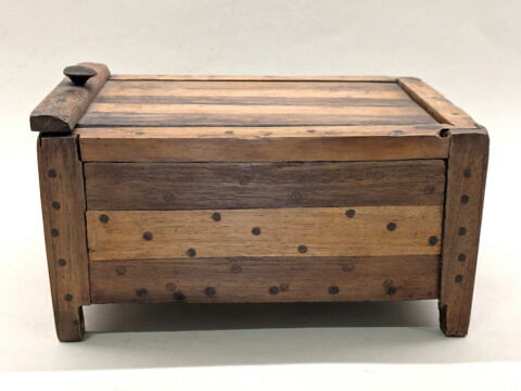 boîte rectangulaire à pieds ; couvercle de boîte pivotant ; avec contenu, image 7/10