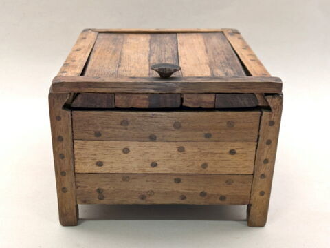 boîte rectangulaire à pieds ; couvercle de boîte pivotant ; avec contenu, image 9/10