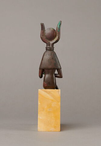 figurine d'Isis allaitant, image 3/9