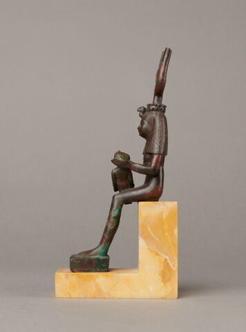 figurine d'Isis allaitant, image 4/9