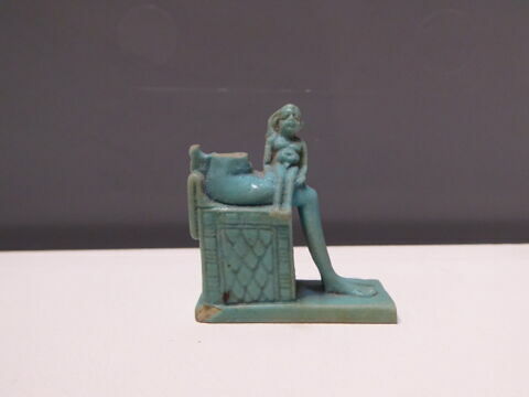 figurine d'Isis allaitant  ; amulette, image 2/4