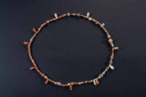 collier à pendentif ; amulette ; perle rondelle ; perle globulaire ; perle irrégulière ; perle en pavot, image 4/6