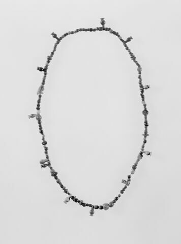 collier à pendentif ; amulette ; perle rondelle ; perle globulaire ; perle irrégulière ; perle en pavot, image 5/6