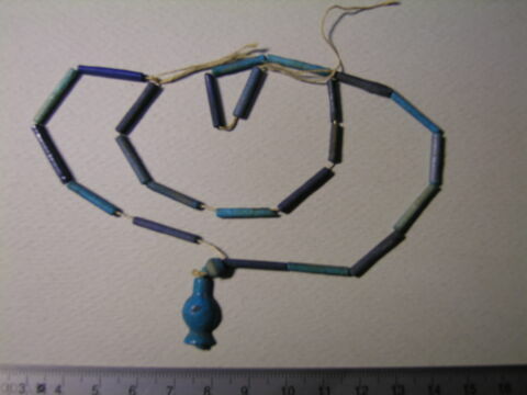 collier à pendentif ; perle tubulaire ; perle sphérique ; perle en bleuet