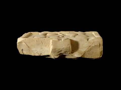 table d'offrandes rectangulaire à bec rectangulaire ; table d'offrandes à bec creusé, image 3/4
