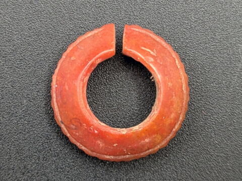 boucle d'oreille en anneau coupé