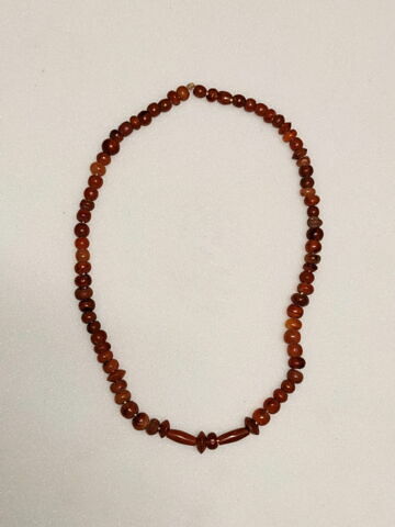 collier ; perle sphérique ; perle en olive ; perle lenticulaire