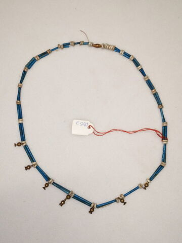 collier à pendentif ; perle tubulaire ; perle rondelle ; perle biconique ; perle en pavot ; perle en bleuet