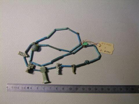 collier à pendentif ; amulette ; perle rondelle ; perle tubulaire ; perle ronde
