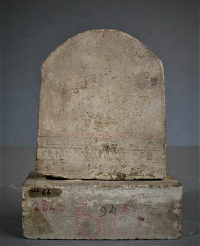 stèle cintrée, image 2/2