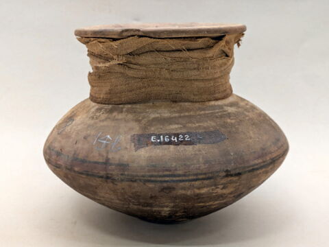 jarre biconique ; vase miniature ; avec contenu, image 4/4