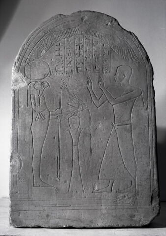 stèle cintrée ; stèle à un registre, image 4/5