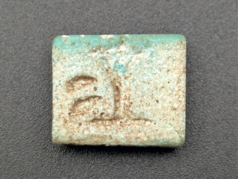 perle en pastille rectangulaire ; amulette oudjat, image 2/2