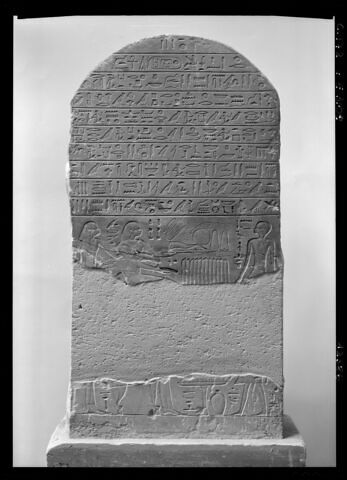 stèle cintrée  ; stèle à deux registres