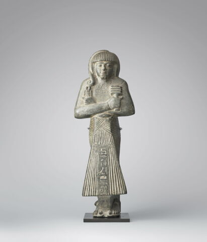 serviteur funéraire en costume des vivants