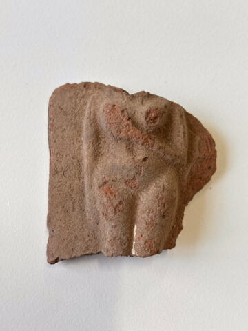 figurine féminine couchée