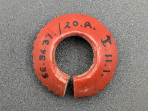 boucle d'oreille en anneau coupé, image 2/2