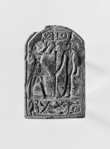 stèle cintrée ; stèle biface ; stèle miniature ; amulette, image 5/6