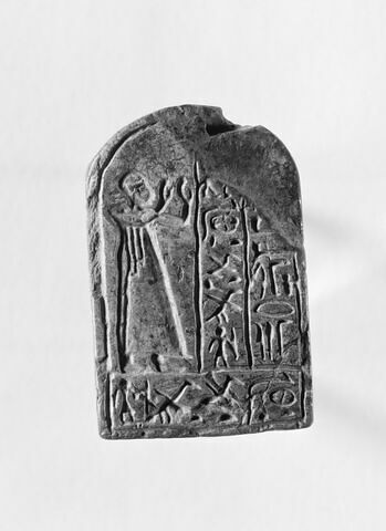 stèle cintrée ; stèle biface ; stèle miniature ; amulette, image 6/6