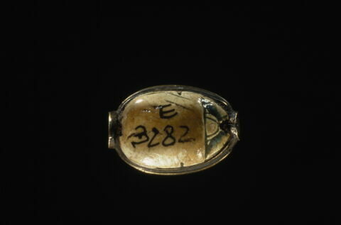 chaton de bague ; scarabée, image 2/3