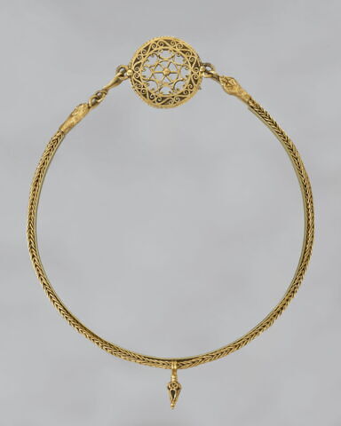 collier à pendentif