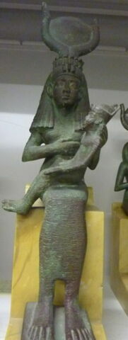 figurine d'Isis allaitant