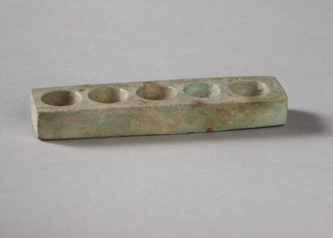 godet de scribe en barre à cupules ; pain de pigment