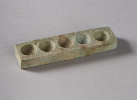 godet de scribe en barre à cupules ; pain de pigment, image 3/3