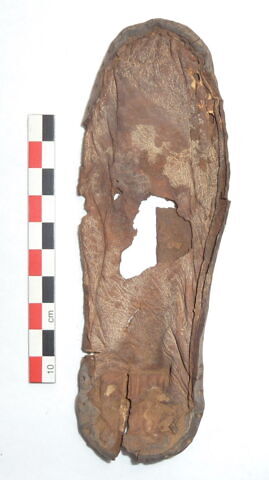 chaussure gauche ; fragment