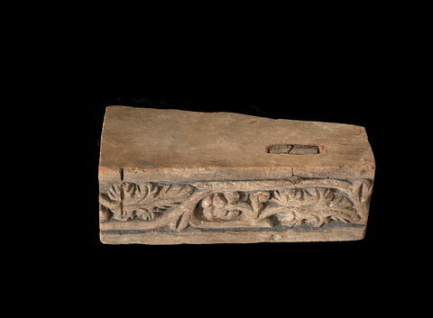 poutre ; bloc de frise ; fragment