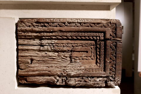 porte  ; décor architectural