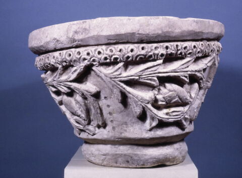 vase, image 3/3