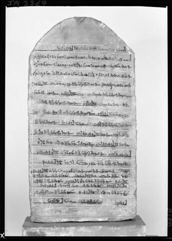 stèle cintrée, image 2/2