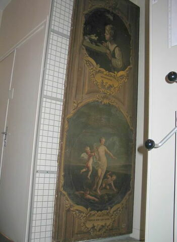 Enfant jouant avec des colombes, image 2/2