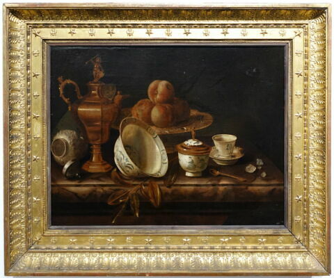 Fruits et vaisselle sur une table de marbre, image 2/2