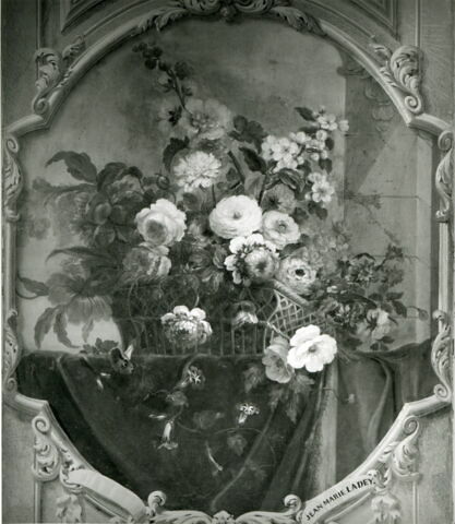 Fleurs dans une corbeille