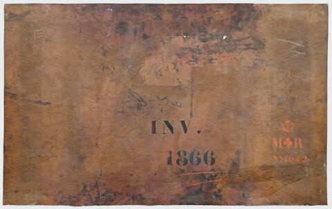 Intérieur d'église avec un sacristain ou un clerc désignant un retable à des visiteurs, image 2/4