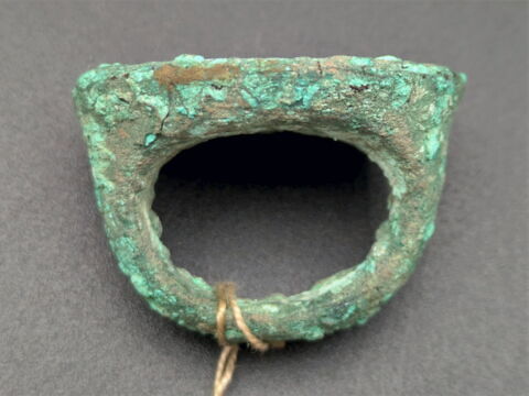 chevalière à chaton creusé